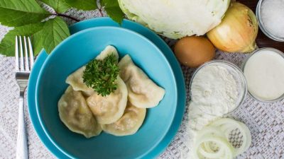 Вареники с тушеной капустой и морковью
