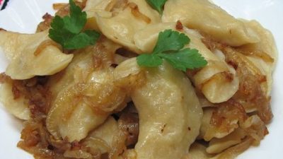 Вареники с пюре и тушеной капустой
