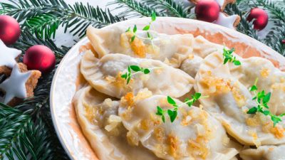 Вареники с жареной капустой, морковью и луком