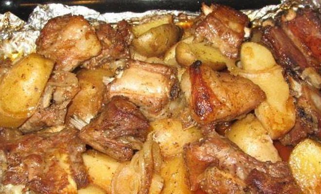 Свиные ребрышки с картофелем: классический рецепт