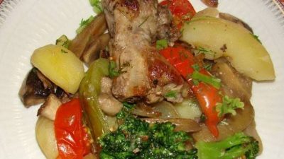 Свиные ребрышки с баклажанами и картофелем