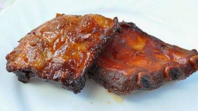 Маринованные свиные ребрышки в темном пиве