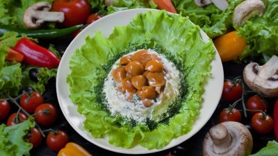 Салат «Лесная поляна» с курицей и маринованными опятами