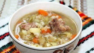 Простой рассольник из свиных ребрышек с перловкой