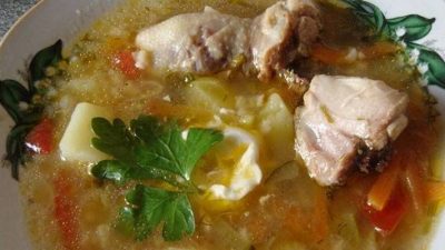 Рассольник с копченой курицей и колбасой