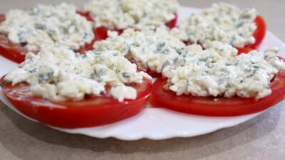 Помидоры с плавленым сырком, чесноком и майонезом