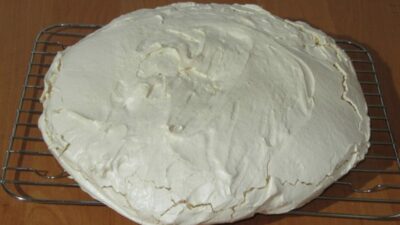 Коржи-безе с орехами для «Киевского» торта