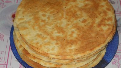 Слоеные коржи на сметане для торта