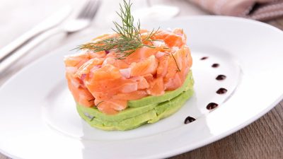 Тартар из лосося с авокадо и маринованными каперсами