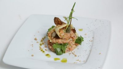Тартар из лосося с каперсами и соком лайма