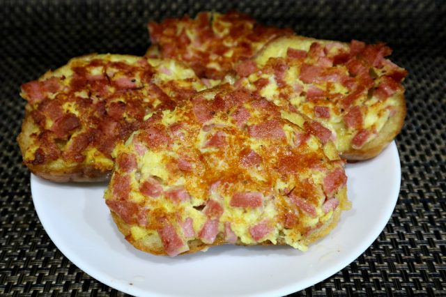 Горячие бутерброды с колбасой, сыром и яйцом - 9 пошаговых фото в рецепте