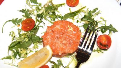 Тартар из лосося с рукколой и каперсами