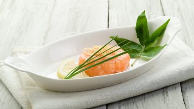 Тартар из  лосося с лимоном и рукколой