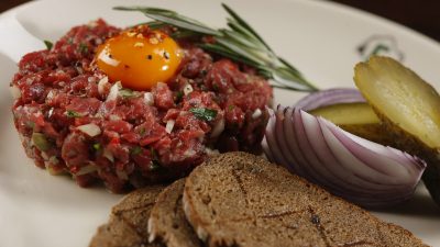 Классический тартар из говядины с яйцом