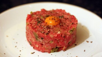 Тартар из говядины с оливками и чесноком