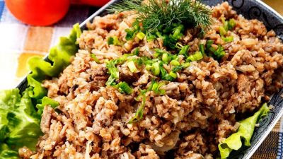 Гречка с тушенкой и чесноком в кастрюле