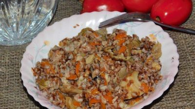 Гречка с тушенкой и консервированными грибами