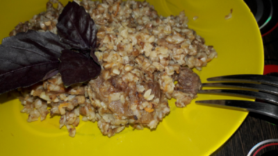 Гречка с тушенкой и зеленью на костре