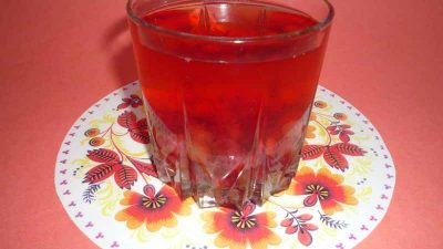 Компот из замороженных фруктов с корицей