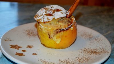 Яблоки с начинкой из риса с изюмом