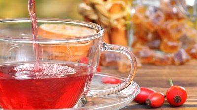 Компот из свежего шиповника с ягодами