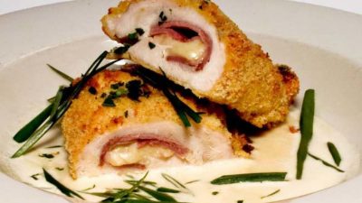Кордон блю из куриного филе в сливочном соусе с вином