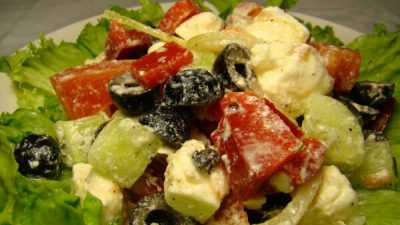Греческий салат с брынзой, маслинами и оливками