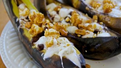 Запеченные бананы с орехами и шоколадом в духовке