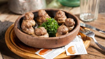 Запеченные шампиньоны с фаршем и луком в духовке
