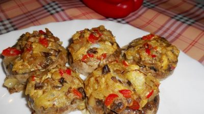 Шляпки шампиньонов с овощами и сыром