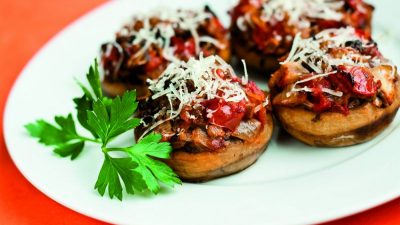 Фаршированные шампиньоны помидорами и сыром