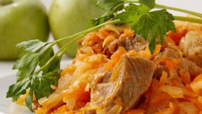 Тушеная капуста с мясом, помидорами и перцем в мультиварке