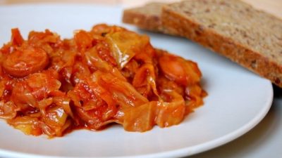 Тушеная капуста с сосисками, перцем и помидорами в мультиварке