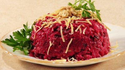 Салат из свеклы, чеснока и сыра с майонезом