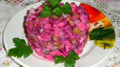 Слоеный салат с солеными огурцами