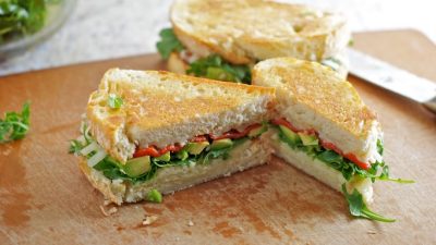 Бутерброды с копченой курицей и авокадо