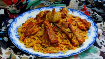 Рассыпчатый плов из бараньих ребрышек
