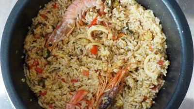 Паэлья с морепродуктами и вином в мультиварке