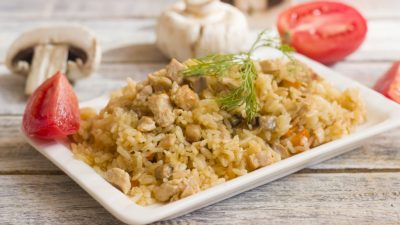 Простое ризотто с куриным филе в мультиварке