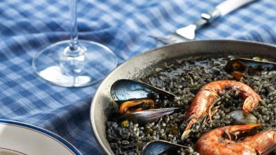 Черный ризотто с каракатицей и вином