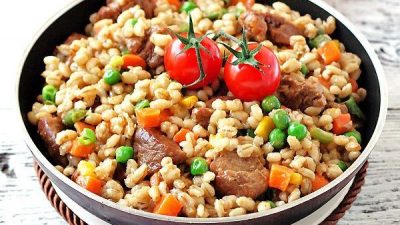Перловка с курицей, овощами и горошком