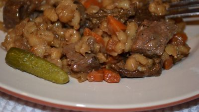 Перловка с говядиной, фасолью и копченостями