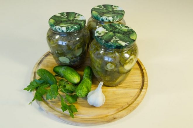 Салат из огурцов на зиму с растительным маслом и зеленью
