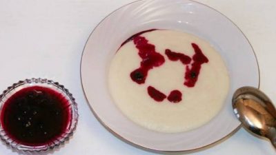 Жидкая манная каша на молоке для детей