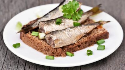Бутерброды со шпротами и помидорами на жареном хлебе