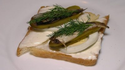 Бутерброды со шпротами, яйцами и маринованными огурцами