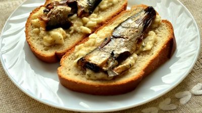 Бутерброды со шпротами и орехами
