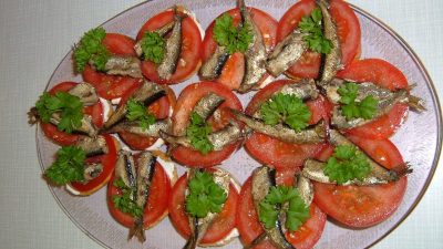 Бутерброды со шпротами, помидорами и лимоном