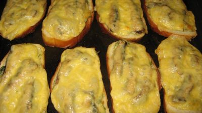 Горячие бутерброды со шпротами и солеными огурцами