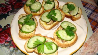 Закусочные бутерброды со шпротами и огурцами